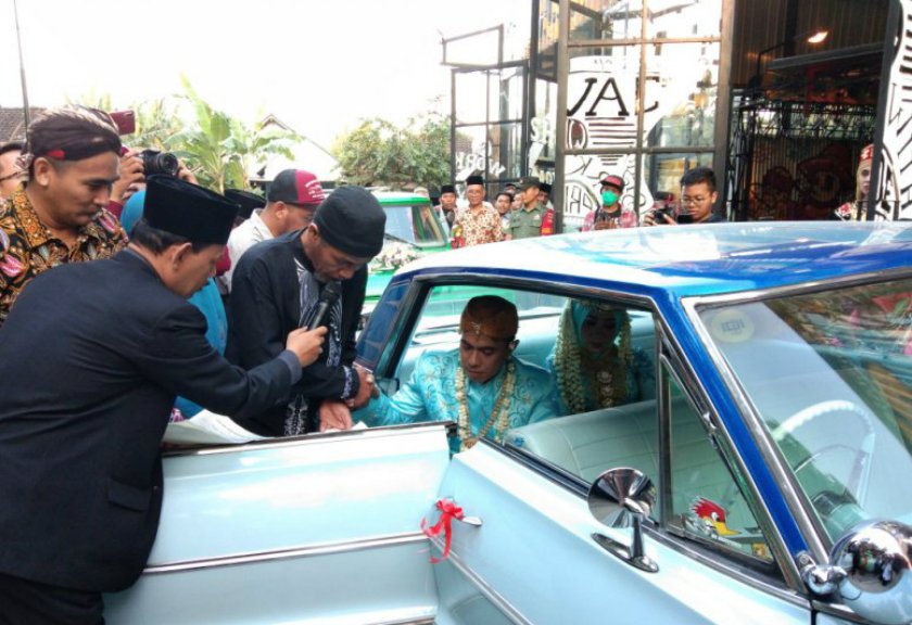 Lima Pasang Pengantin Nikah Bareng di Mobil Antik