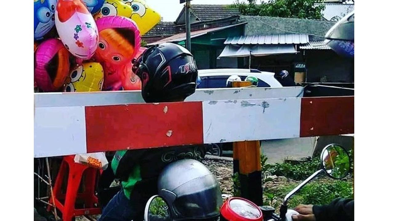 6 Kelakuan Nekat di Perlintasan Kereta Api Ini Bikin Geleng Kepala