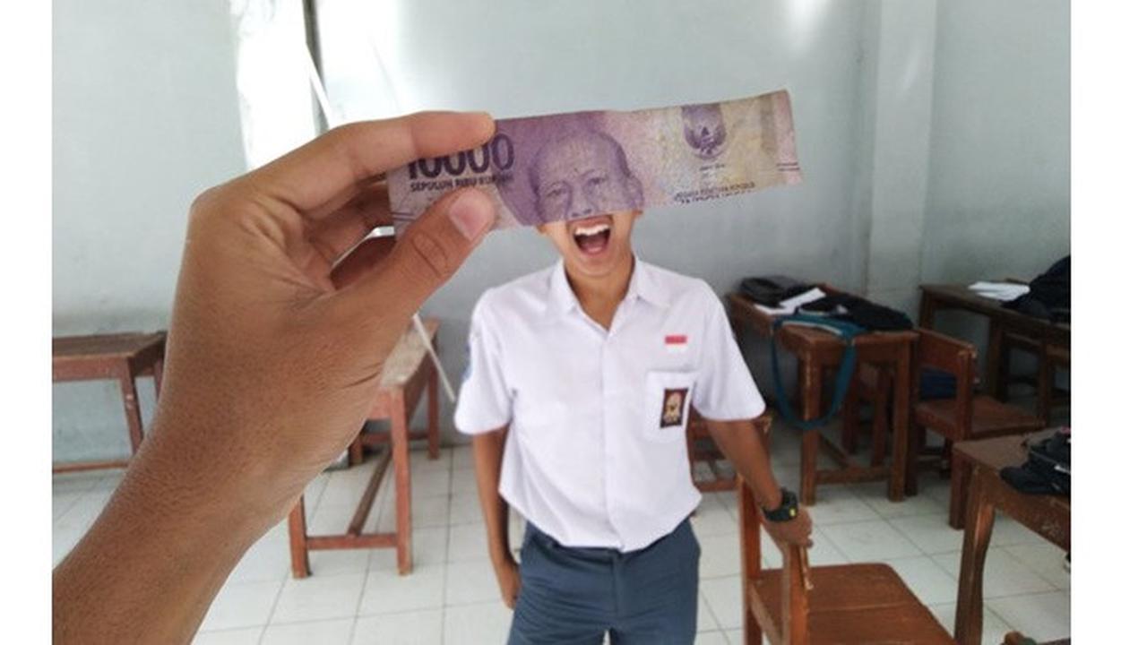 6 Foto Kocak Gabungan Wajah Orang dan Uang Kertas