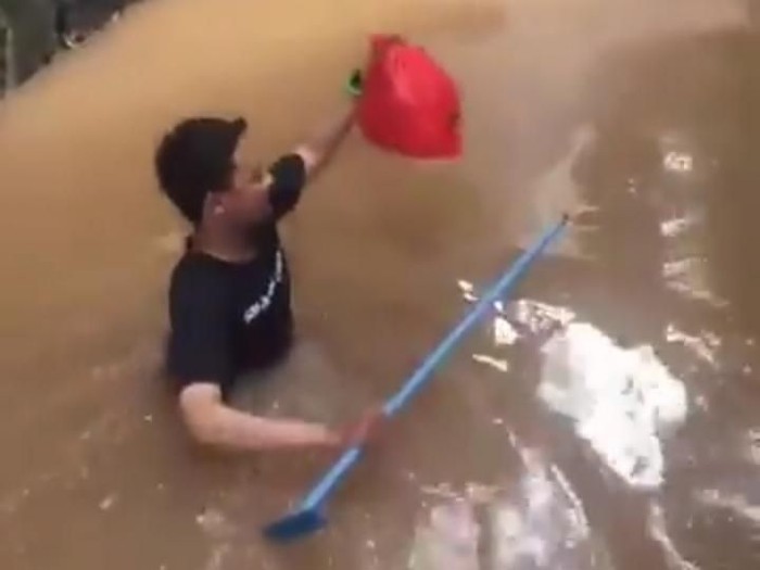 Pria yang Viral karena Terjang Banjir untuk Antar Makanan