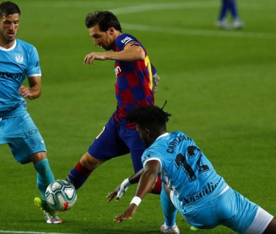 Suguhan Menawan Lionel Messi dalam Semenit: Meliuk-liuk, Kolongi Lawan, dan Penalti