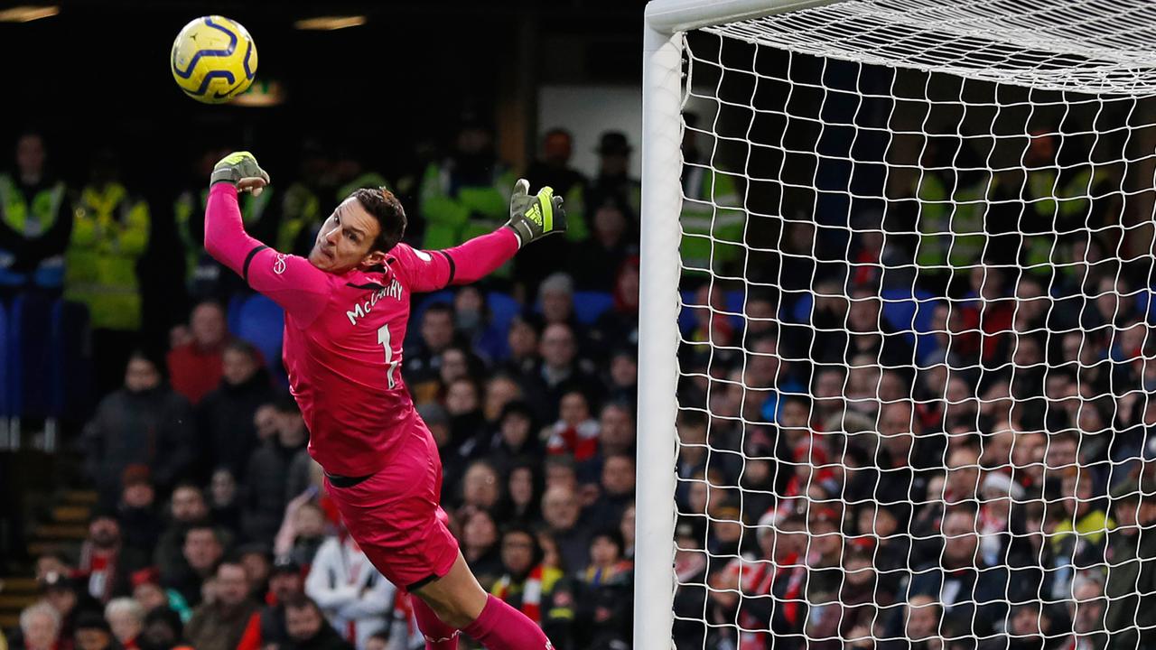 Kiper Southampton yang Buat Manchester City Frustrasi