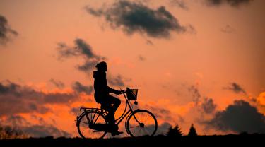 Seorang Bapak Ini Antar Anaknya Sejauh 105 Km dengan Sepeda Demi Ujian Sekolah