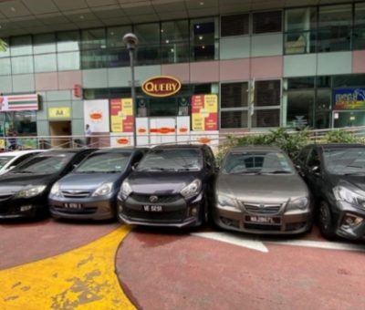 Teka-teki Parkir Mobil Berdempetan Ini Bikin Netizen Garuk Kepala