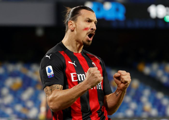 Sundulan Zlatan Ibrahimovic Bawa AC Milan Ungguli Napoli